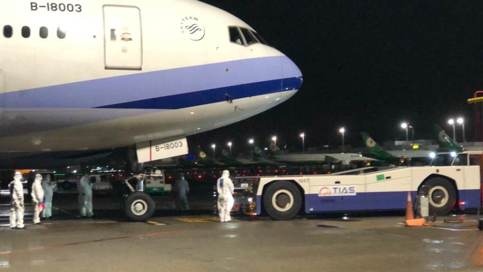 直播》第2班上海類包機 21：38抵桃園機場。（圖／陳麒全）