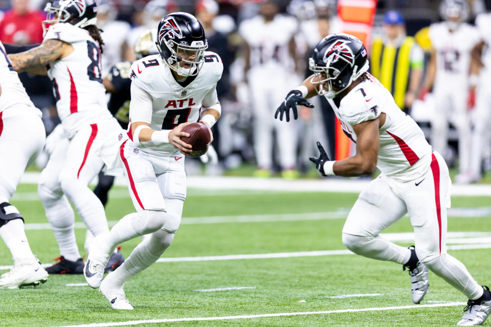 Jan 7, 2024; New Orleans, Louisiana, USA; Atlanta Falcons quarterback Desmond Ridder (9) hands off to running back Bijan Robinson (7) against the New Orleans Saints during the first half at Caesars Superdome. Mandatory Credit: Stephen Lew-USA TODAY Sports