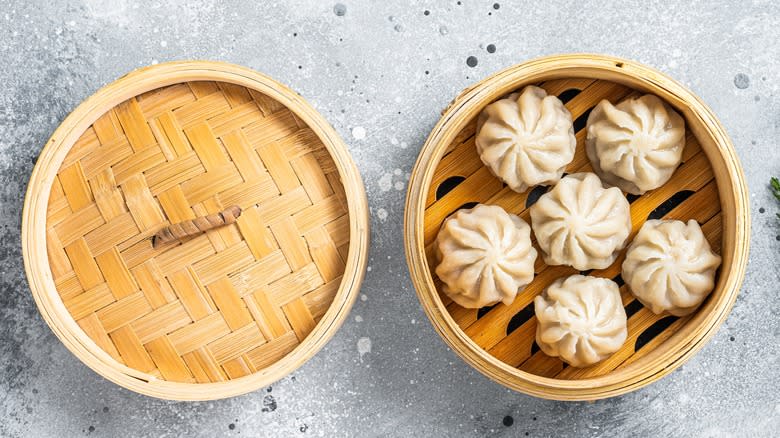 steamed bao dumplings in basket