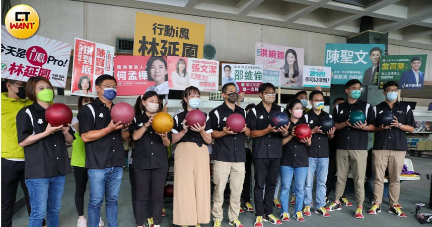 民進黨今年的台北市議員初選競爭激烈，各派系都推出新人參戰，市黨部主委吳怡農在即將卸任前為獲得提名的9名新人造勢。（圖／張文玠攝）