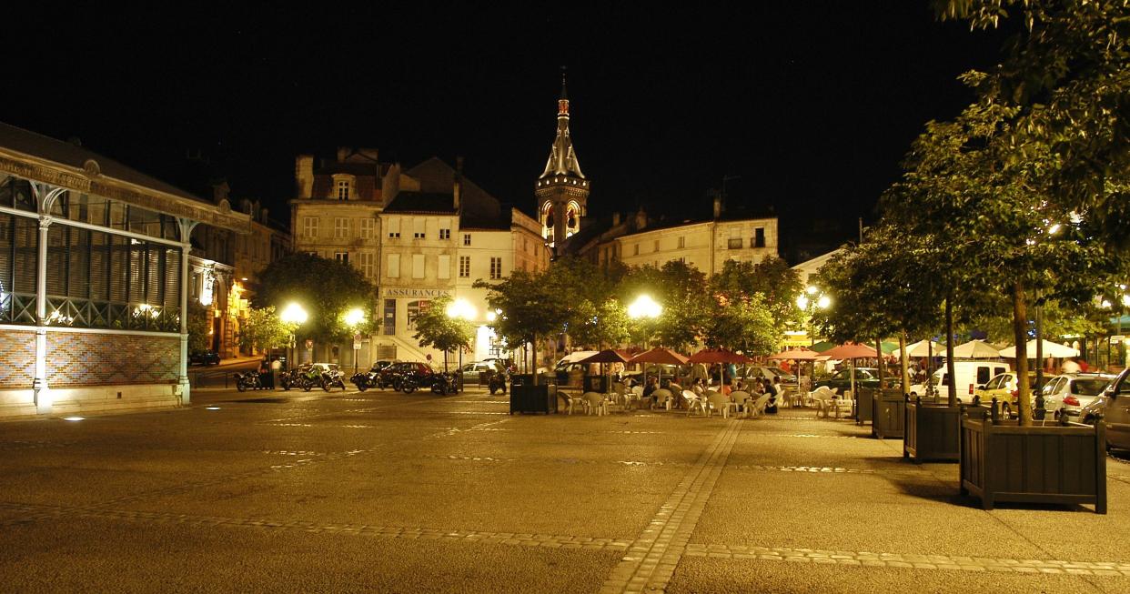 À Angoulême, une personne n’a pas le droit de s’asseoir ou de s’allonger si elle gêne l’espace public.