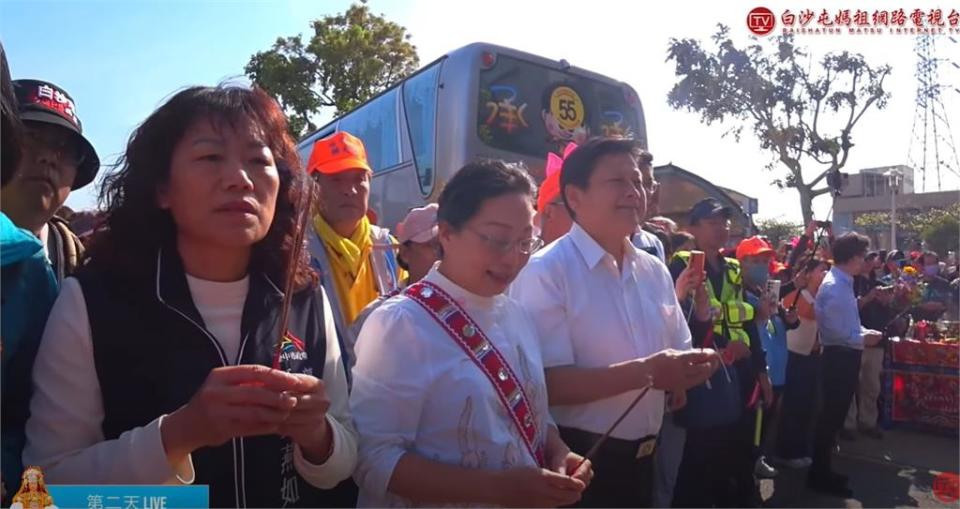 傅崐萁夫婦街頭等參拜！白沙屯媽祖「鬼轉快跑繞道」尷尬場面網笑爛：神威