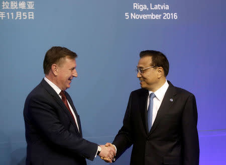 Latvia's Prime Minister Maris Kucinskis shakes hands with China's Premier Li Keqiang during the meeting of heads of government Central and Eastern European countries and China in Riga, Latvia, November 5, 2016. REUTERS/Ints Kalnins