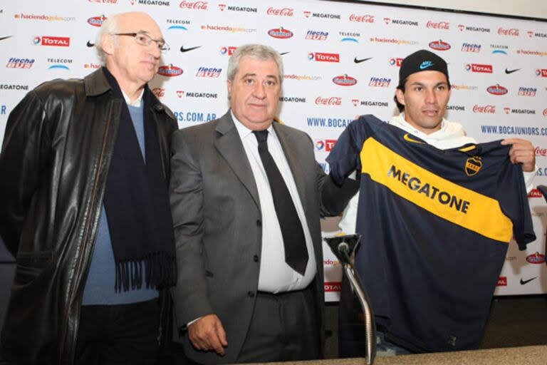 Carlos Bianchi, Jorge Amor Ameal y Gary Medel, el día de su presentación como futbolista xeneize, en 2009