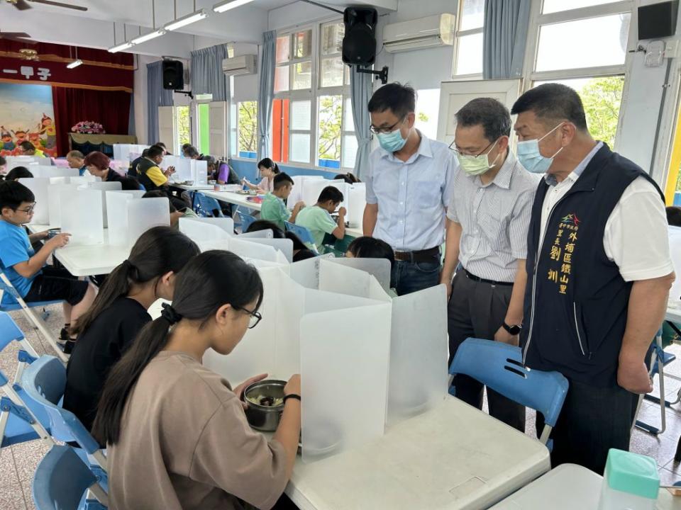 各界的愛心捐助八十三萬餘，外埔區鐵山國小免費營養午餐正式展開，學生每天能品嘗新鮮美味的午餐。（記者陳榮昌攝）