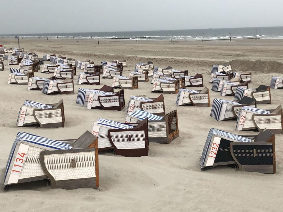 <p>Auf der Nordsee-Insel Norderney hat es auf einem Strandabschnitt etliche Strandkörbe umgeweht. (Bild: Kohls/SDMG/dp) </p>