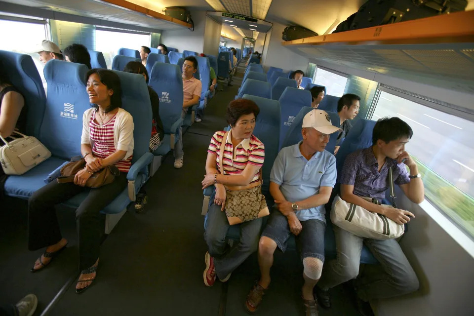 <p>La compañía pública Shanghai Maglev Transportation Development Co., Ltd. fue creada para gestionar este tren, que funciona entre las 6:45 de la mañana y las 21:40 de la noche con frecuencias de entre 15 y 20 minutos dependiendo del momento del día. (Foto: China Photos / Getty Images).</p> 