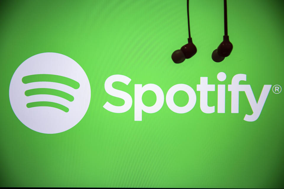 Spotify, al borde del precipicio: cómo el veto de un solo artista está arruinando a un gigante de la música (Photo Illustration by Onur Dogman/SOPA Images/LightRocket via Getty Images)