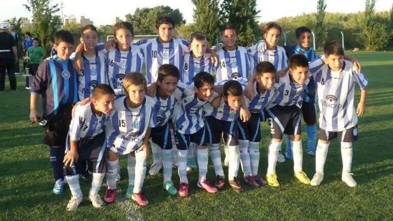 Brey jugó en Racing, pero como defensor; aquí, el tercero en la fila superior