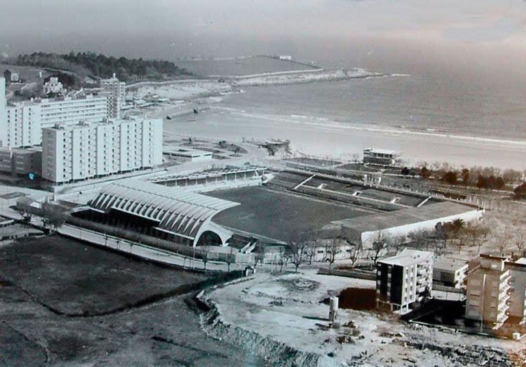 El viejo estadio del Sardinero, en Santander, que utilizó Real Racing Club hasta 1988, frente a las playas del Mar Cantábrico