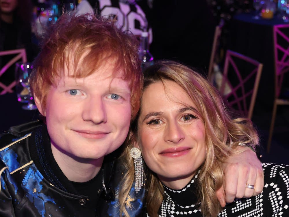 Ed Sheeran mit seiner damals schwangeren Frau Cherry Seaborn im Februar 2022. (Bild: JMEnternational/Getty Images)