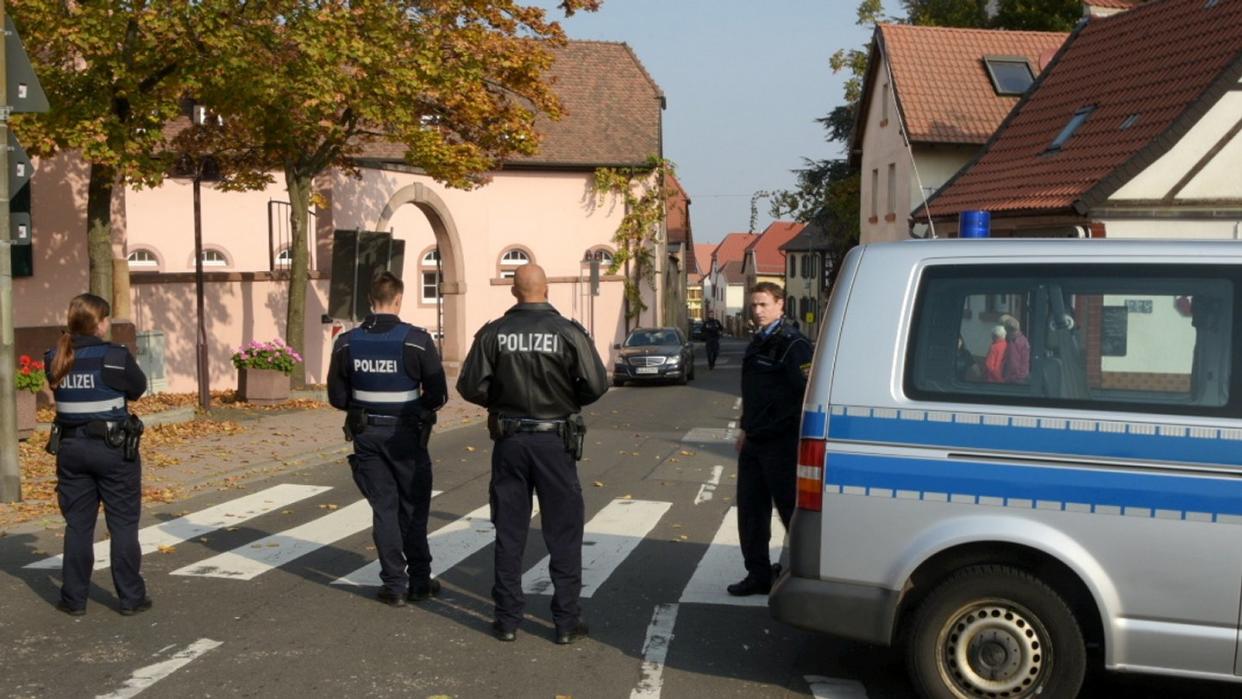 Polizeibeamte am Tatort in Kirchheim. Foto: René Priebe