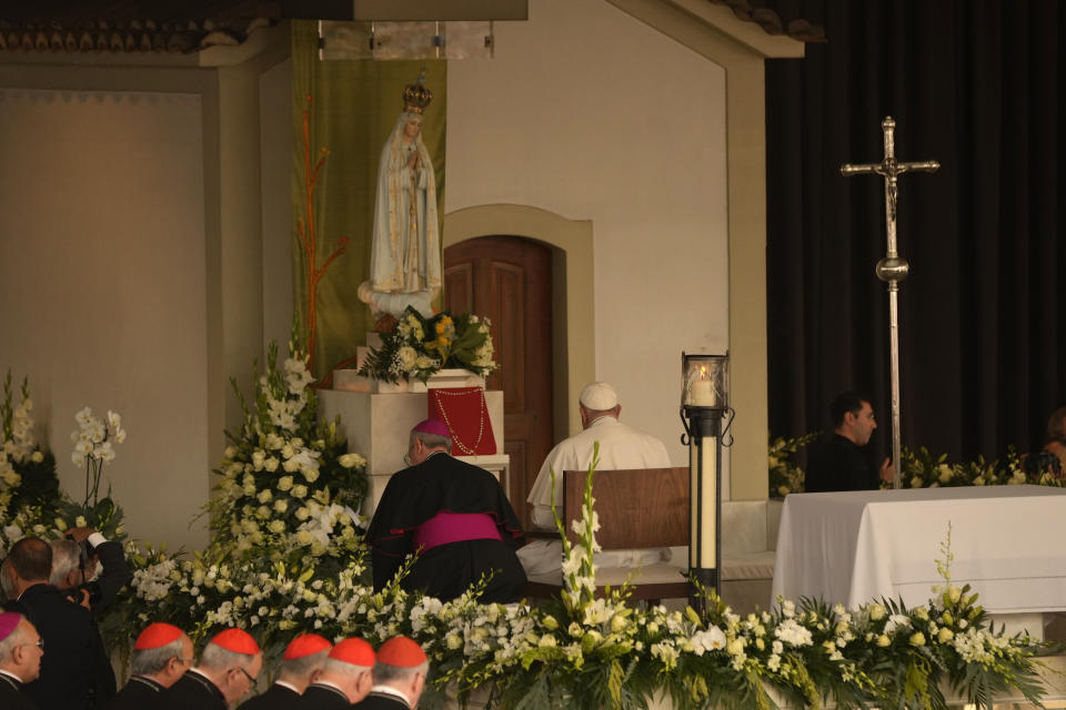 El papa Francisco reza delante de la imagen de Nuestra Señora de Fátima en su santuario en Fátima, en el centro de Portugal, el 5 de agosto de 2023. (AP Foto/Francisco Seco)