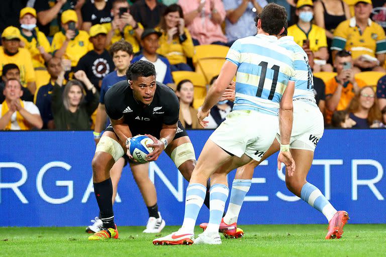 Tupou Vaa'i de Nueva Zelanda anota un try durante el partido por el campeonato contra Argentina en el Suncorp Stadium de Brisbane