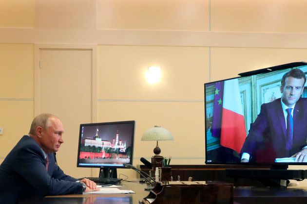 Guy Lagache dévoile cette discussion lunaire entre Macron et Poutine (Entretien vidéo entre Vladimir Poutine et Emmanuel Macron le 26 juin 2020 par Mikhail Klimentyev, Sputnik, Kremlin Pool Photo via AP) (Photo: via Associated Press)