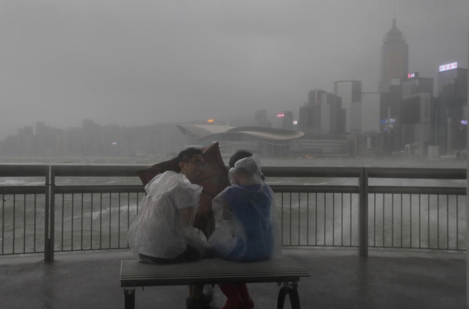 <p>Während des Taifuns „Hato“ suchen viele Einwohner Hong Kongs einen Ort, um das Naturschauspiel aus nächster Nähe zu verfolgen. (Bild: AP Photo/Vincent Yu) </p>