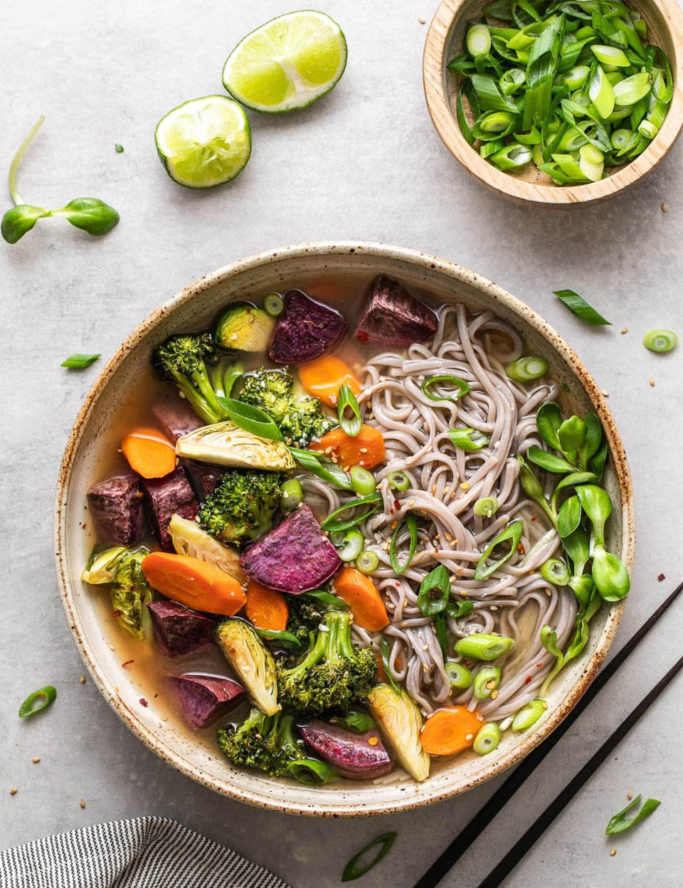 Soupe miso aux légumes rôtis et nouilles soba