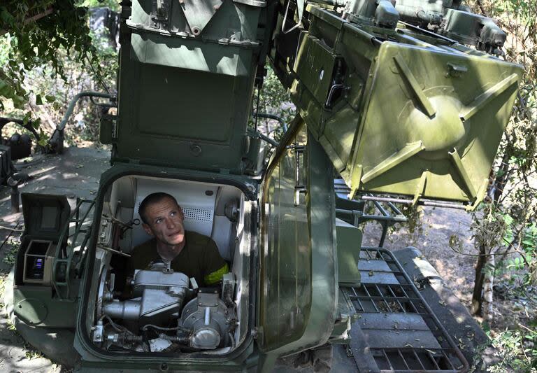 Un militar ucraniano de una unidad antiaérea de la 24ª brigada mecanizada prepara un sistema móvil de misiles tierra-aire de corto alcance Strela-10 (SAM) para el combate en una posición en la región de Donetsk, el 11 de junio de 2024. (Genya SAVILOV / AFP)