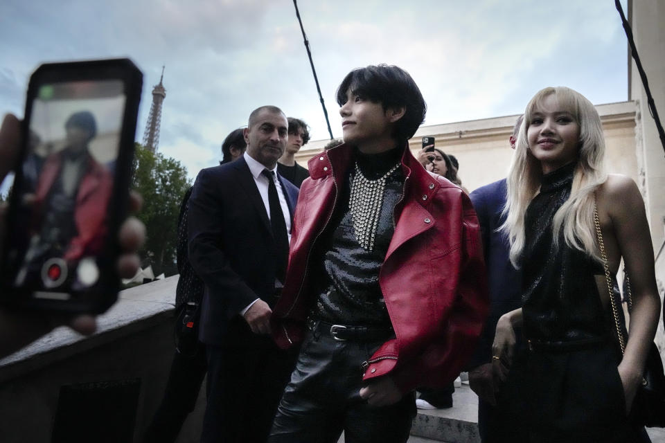 V, left, and Lisa, pose for photographers before the Celine men's Spring Summer 2023 collection presented in Paris, France, Sunday, June 26, 2022. (AP Photo/Francois Mori)