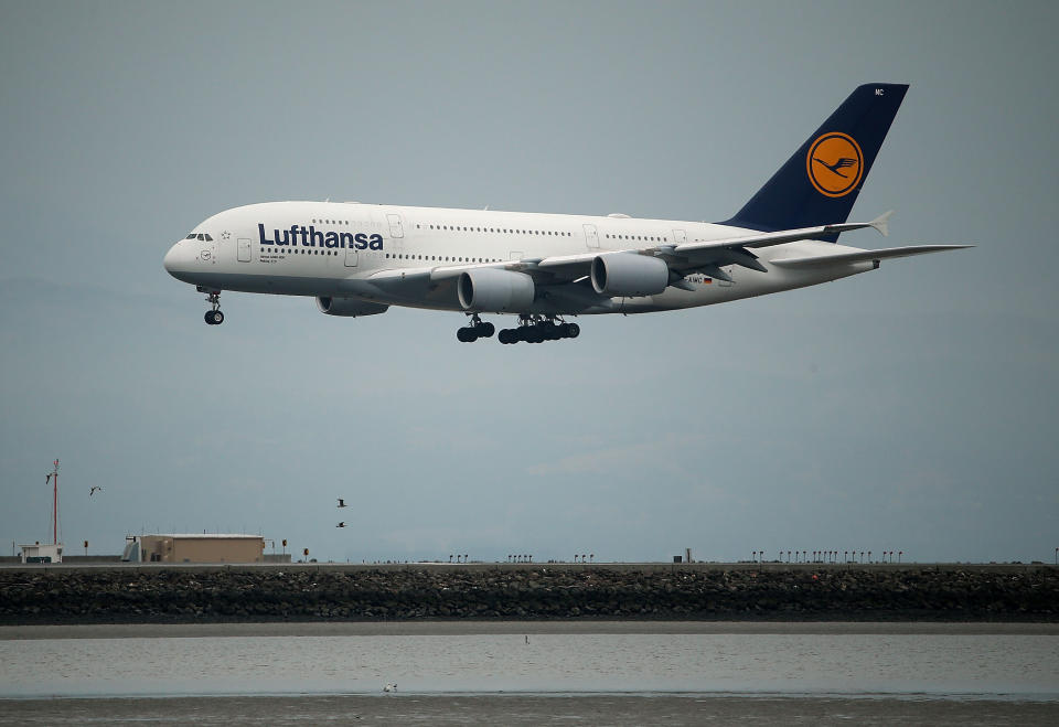 Die Unternehmensberatung Skytrax hat das Ranking der weltbesten Airlines für das Jahr 2016 veröffentlicht. Auf Platz 10 landet die Lufthansa und damit die größte Fluggesellschaft Europas. Es ist nicht die einzige Auszeichnung, über die sich Lufthansa inklusive seiner Tochtergesellschaften derzeit freuen darf: Sie wurde 2016 ebenfalls als beste Airline Westeuropas sowie als beste transatlantische Airline ausgezeichnet.