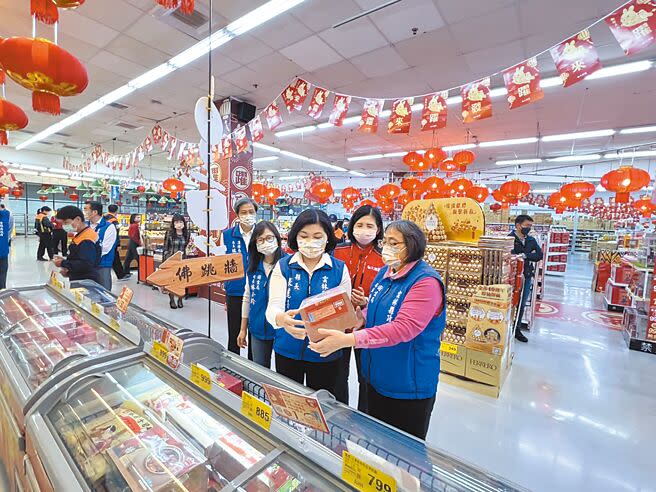 雲林縣長張麗善（右三）11日帶隊到斗南大潤發視察食品衛生，呼籲民眾準備年貨適量購買。（周麗蘭攝）