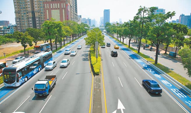 捷運藍線從台中火車站到台中港，全長約26公里，一次到位解決東西向的交通問題。（陳世宗攝）