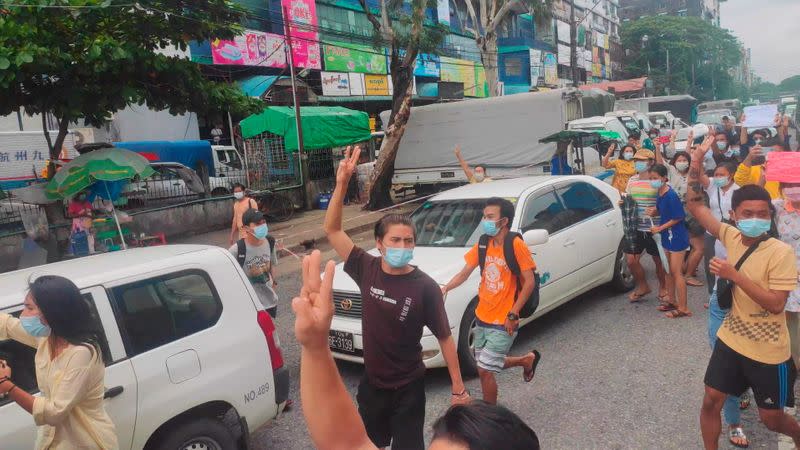 Flash protest in solidarity with the Mandalay People’s Defence Force, in Yangon