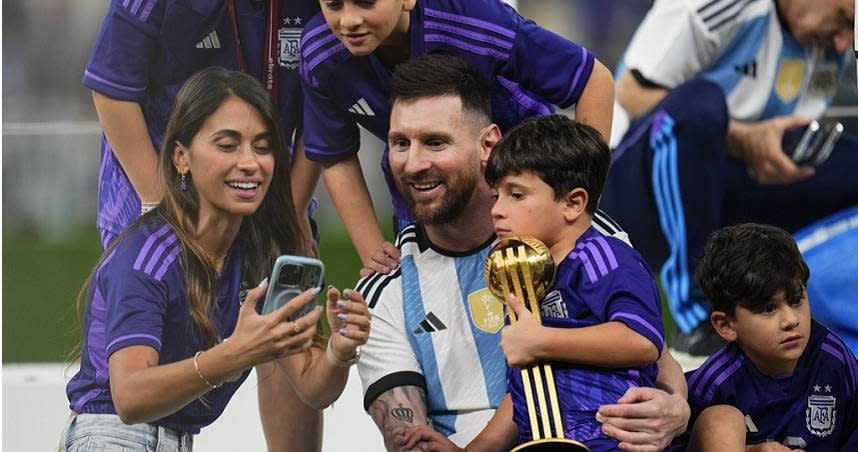 率領阿根廷拿下2022卡達世界盃冠軍後，梅西（中）和家人合照留念。（圖／達志／美聯社）