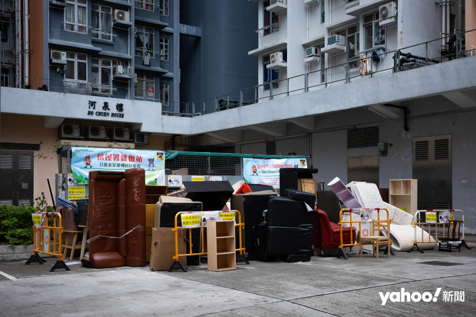 沙田有房屋署雜物站堆滿大型家具和家俬，有人更把木櫃棄於圍封區外圍。
