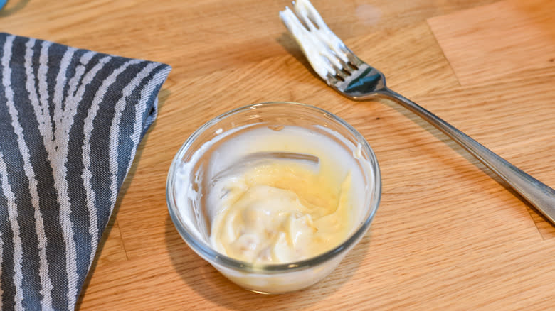 mixing garlic into mayonnaise
