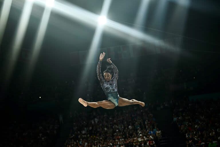 La estadounidense Simone Biles compite en la prueba de barra de equilibrio de la clasificación femenina de gimnasia artística durante los Juegos Olímpicos de París 2024