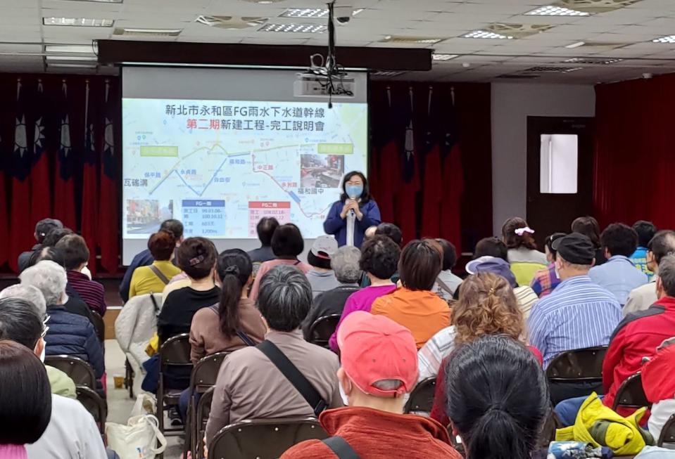 新北市議員連斐璠向民眾說明改善過程，並感謝市府聽取民意。   圖：新北市水利局提供