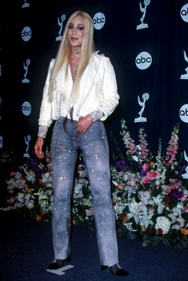 Cher porte un chemisier blanc et un pantalon pailleté aux Emmy Awards 2000