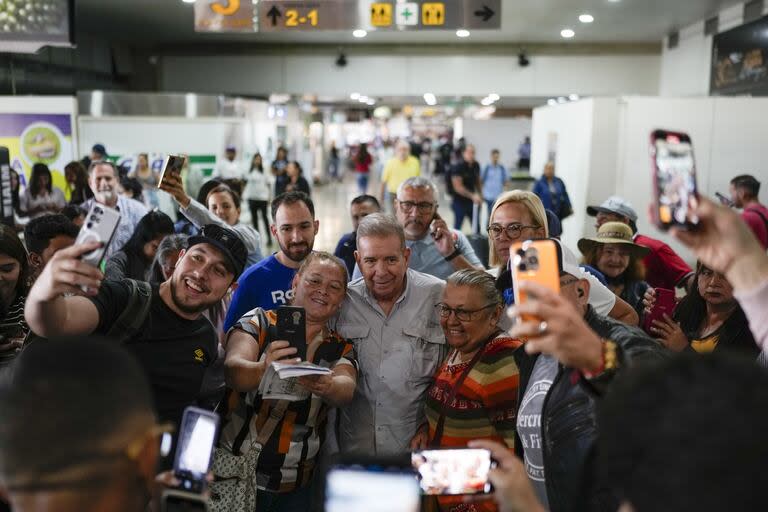 El candidato opositor Edmundo Gonzalez Urrutia se hace fotos con seguidores en el Aeropuerto Internacional Simón Bolívar 