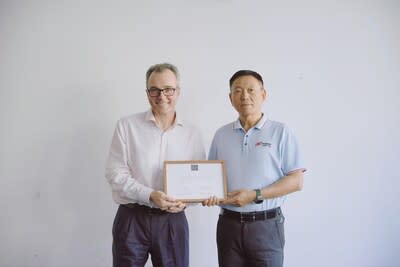 Digital China's Guo Wei and Professor Julian Birkinshaw