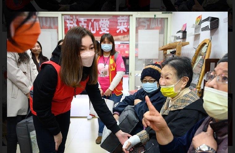 曾馨瑩到華山基金會探訪獨居長輩。（翻攝曾馨瑩IG）