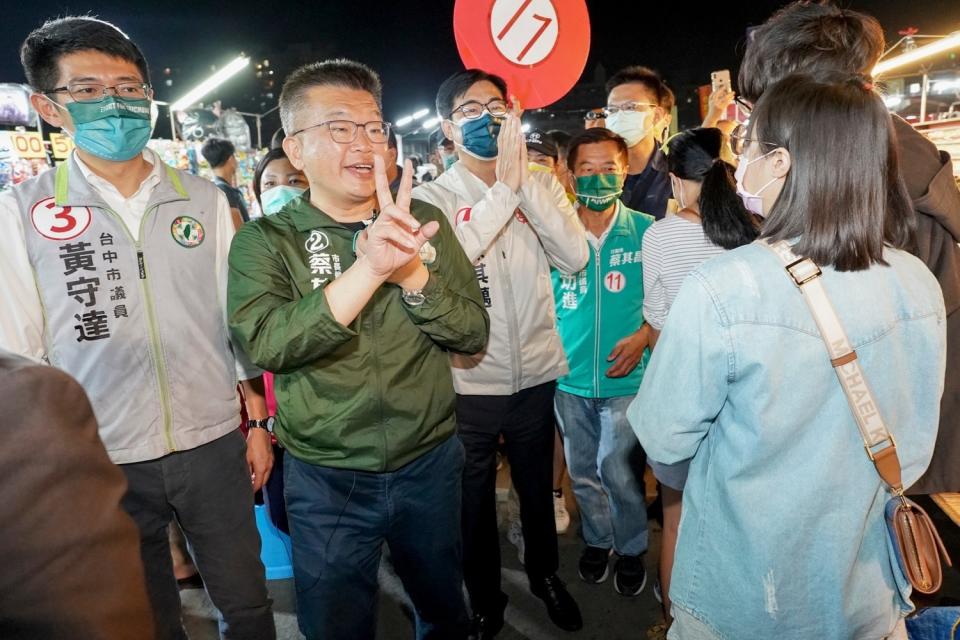 陳其邁陪蔡其昌到大慶夜市拜票。   蔡其昌競選總部/提供