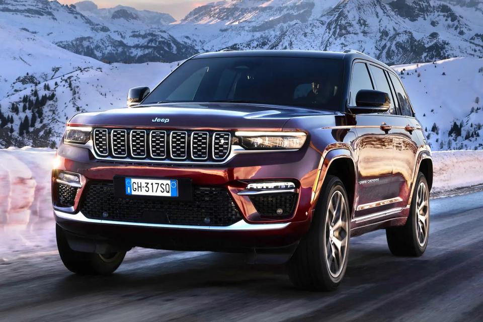 <p>Jeep behauptet, der neue Grand Cherokee 2023 verfüge über 110 serienmäßige Sicherheitsmerkmale wie eine 360°-Rundumkamera, einen Kreuzungsassistenten, der den Fahrer vor möglichen entgegenkommenden Fahrzeugen warnt, eine Müdigkeitserkennung, die die Lenkradbewegung und die Spurposition überwacht, eine Verkehrszeichenerkennung und eine automatische Notbremsung, die Fußgänger erkennt. Der Grand Cherokee 2022 erhielt eine Fünf-Sterne-NCAP-Sicherheitsbewertung mit einem Wert von <strong>84% für die Sicherheit von </strong>Erwachsenen und <strong>89% für die </strong>Sicherheit von Kindern.</p>