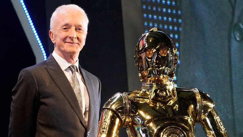Anthony Daniels poses with C-3PO at a Japanese Star Wars: The Rise of Skywalker fan event on December 11, 2019. - Photo: Christopher Jue/Getty Images for Disney (Getty Images)
