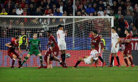 El argentino Guido Pizarro anota el tercer gol para Sevilla contra Liverpool en el partido entre ambos equipos por la fase de grupos de la Liga de Campeones de Europa en el estadio Ramón Sánchez Pizjuán, Sevilla, España, 21 de noviembre de 2017. REUTERS/Jon Nazca