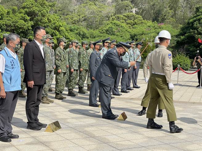 今天是金門823砲戰63周年紀念日，金防部在太武山公墓忠烈祠舉辦追思公祭活動，由陸軍司令徐衍璞上將主持。（李金生攝）