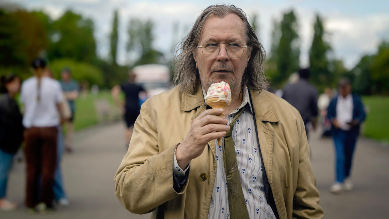  Jackson Lamb enjoys an ice cream in Slow Horses season 3. 