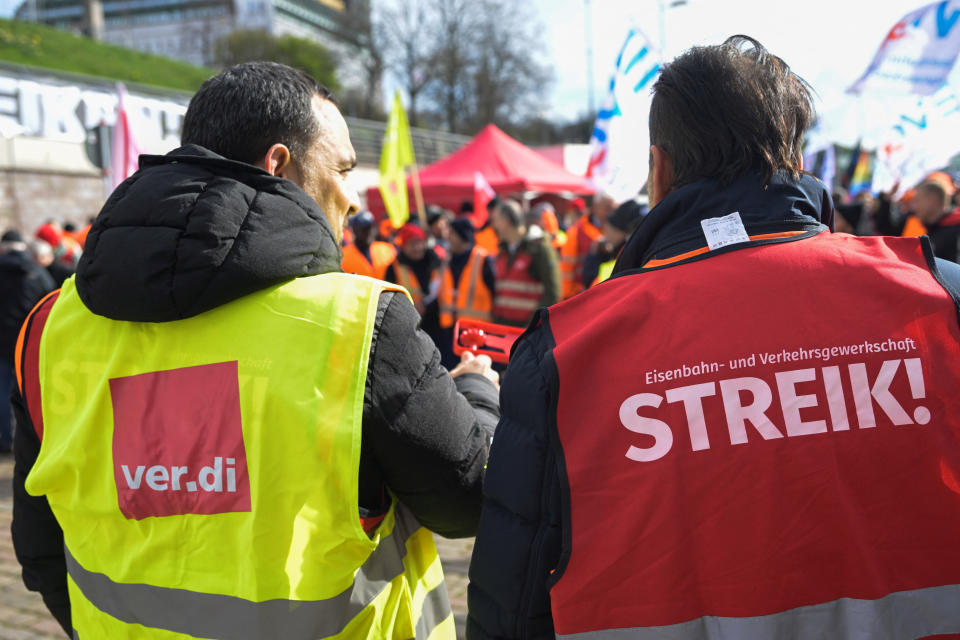 Es soll wieder Warnstreiks geben. (Bild: REUTERS/Fabian Bimmer)