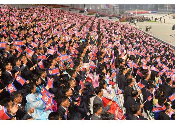 北朝鮮建國73週年！金正恩深夜閱兵　防堵疫情防護衣、面罩超壯觀