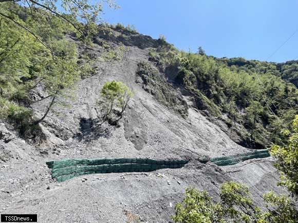 能高越嶺西段國家步道落石情形。(圖：林保署南投分署提供)