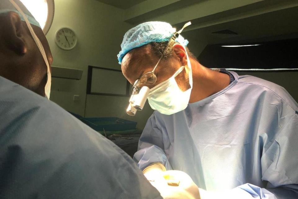El Dr. Adan realiza una cirugía en su clínica de Nairobi.