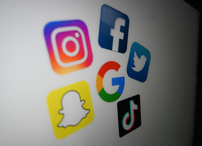 La Unión Europea (UE) publicó este martes una lista de 19 plataformas digitales con millones de usuarios, entre ellas gigantes como Instagram, TikTok y Twitter, que deberán someterse a controles reforzados a partir de fines de agosto. (Photo by DENIS CHARLET / AFP)