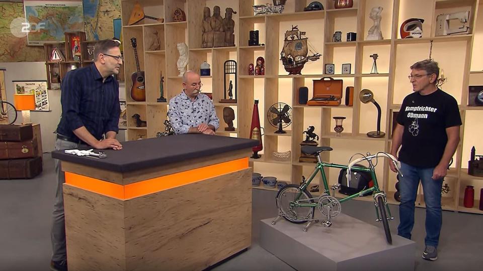 Sein Name war Norbert Koepke; er arbeitet als Zweiradmechaniker in Hamburg. Das passte gut zu seinem echt schrägen Fahrrad, das er gerne zu Geld machen wollte. (Bild: ZDF)