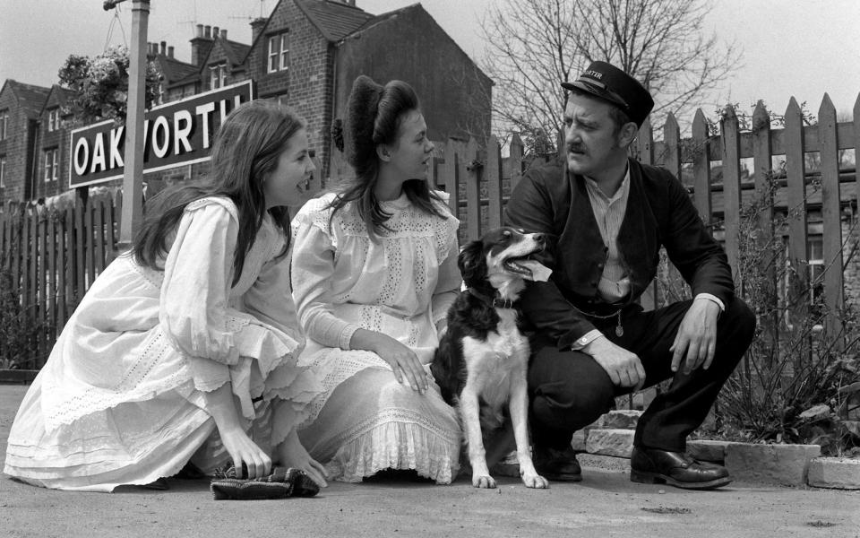 Bernard Cribbins with Sally Thomsett (left) and Agutter while filming The Railway Children in 1970