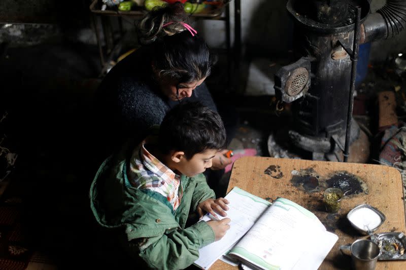 FOTO DE ARCHIVO: Ahlam Mohsin Warda y su hijo en Damasco